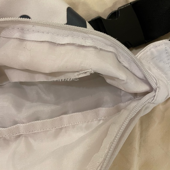 FILA FANNY PACK IN WHITE - Picture 5 of 7